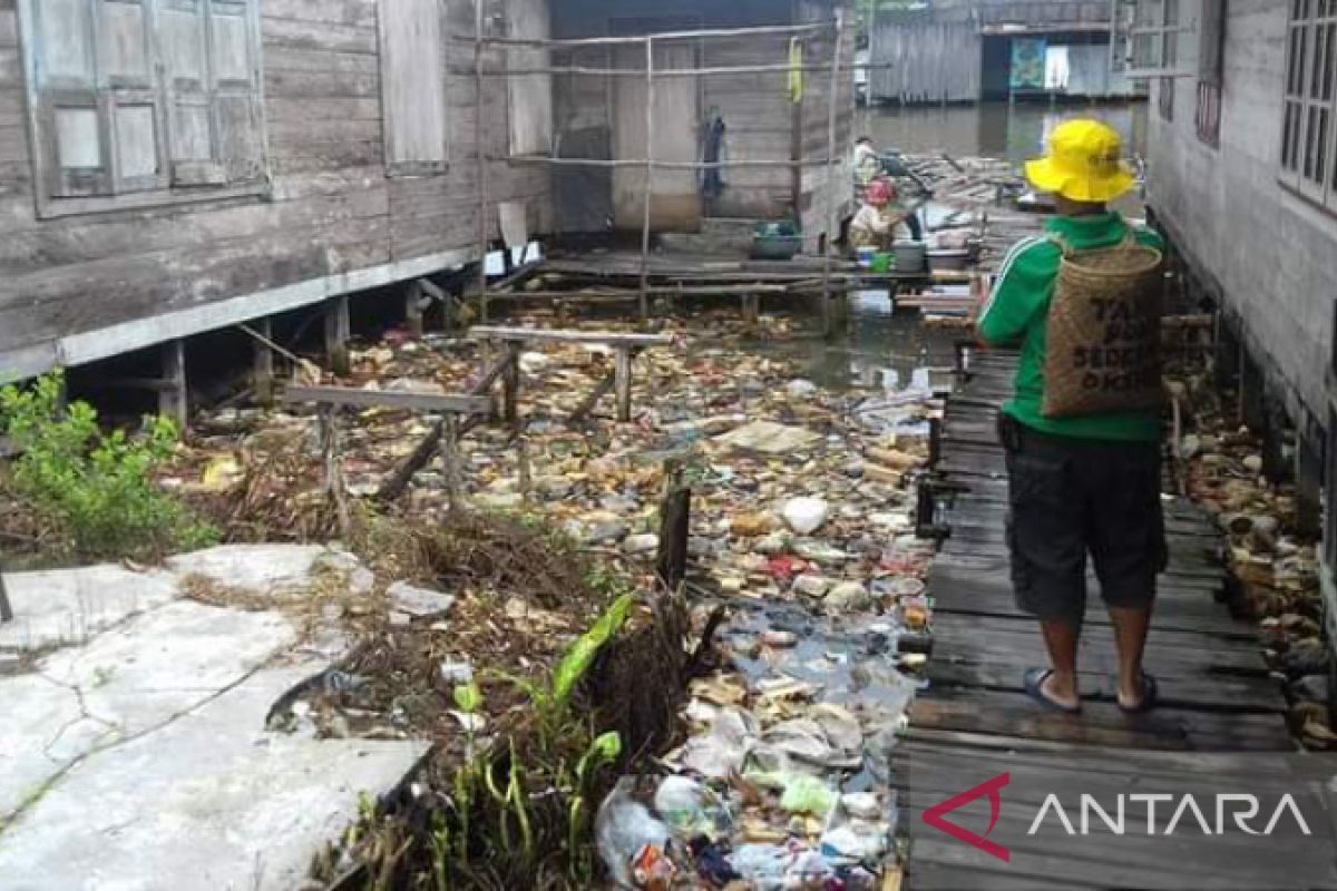 DLH Banjarmasin bersihkan rata-rata dua karung sampah di tiap kolong rumah