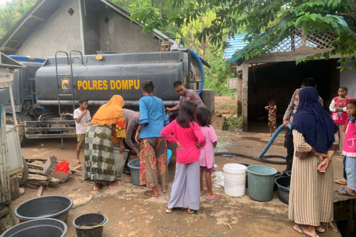 Polres Dompu menyalurkan bantuan sembako siap saji untuk korban banjir