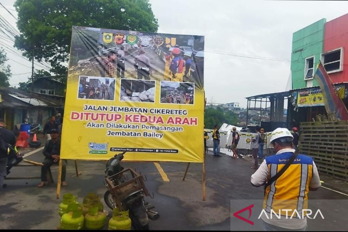 Polisi tutup sementara ruas Jalan Bogor-Sukabumi di Jembatan Cikereteg