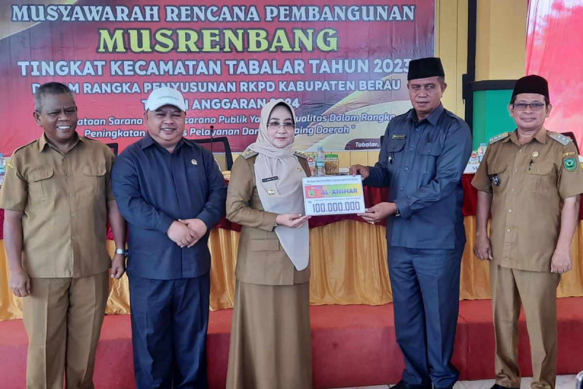 Bupati serahkan bantuan Rp100 juta untuk pembangunan rumah ibadah