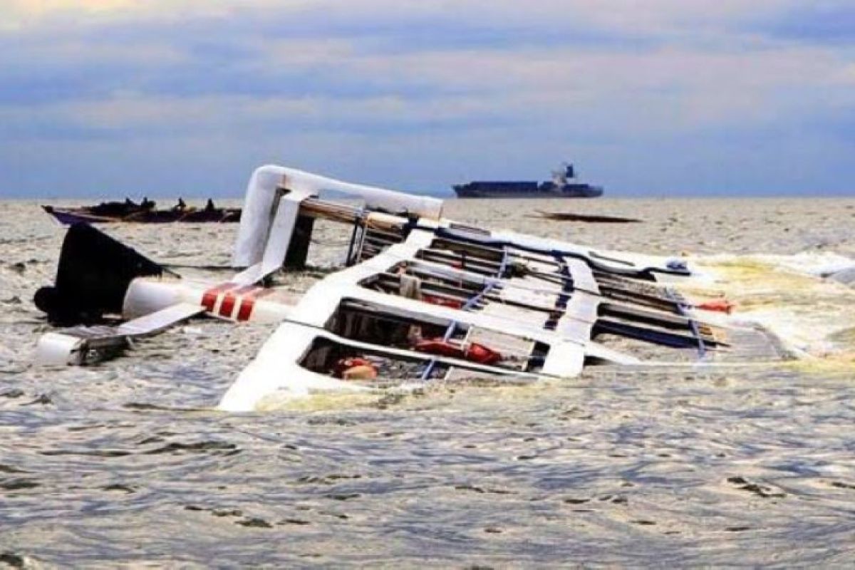 Perahu motor pengangkut garam dikabarkan tenggelam di Perairan Sangiang Wera