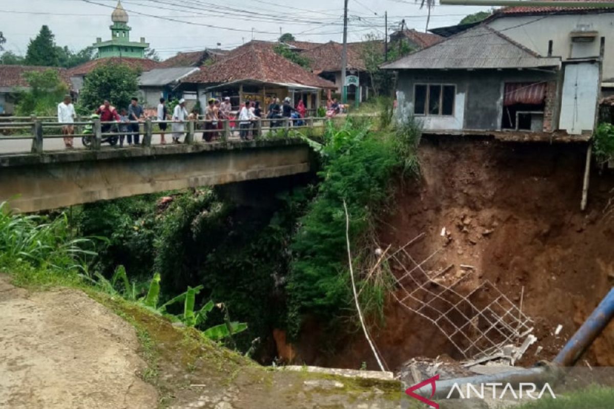 Hujan deras, 8 rumah di Sukabumi rusak akibat tergerus tanah longsor