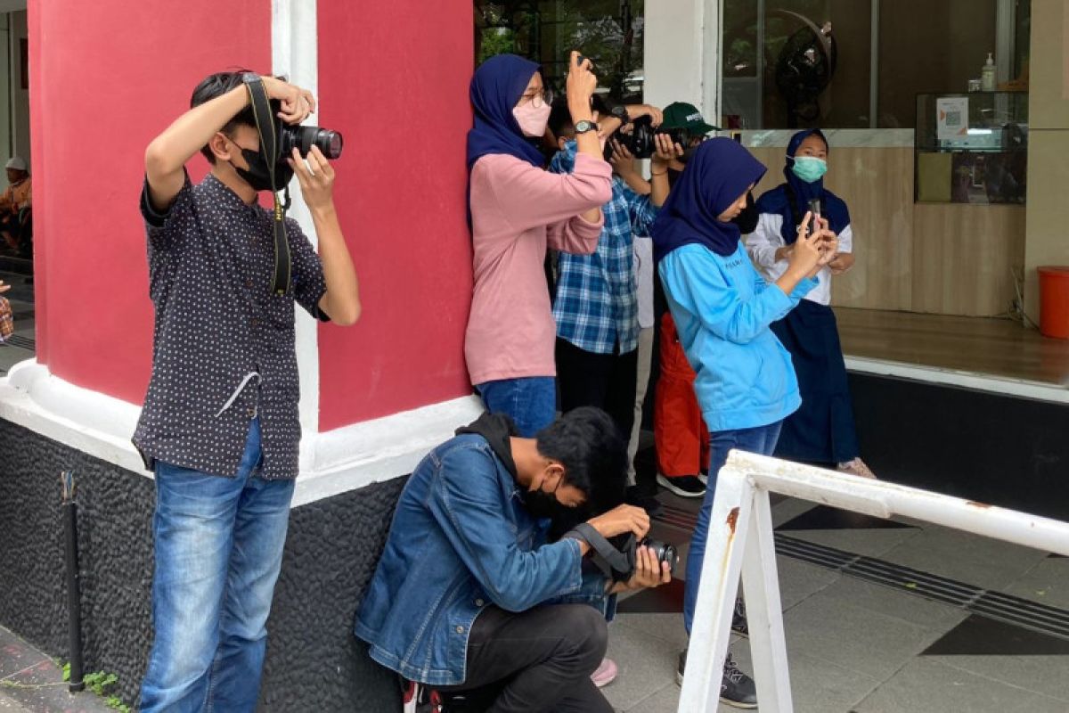 Dispusip Surabaya kembangkan kreativitas pelajar SMP dengan fotografi