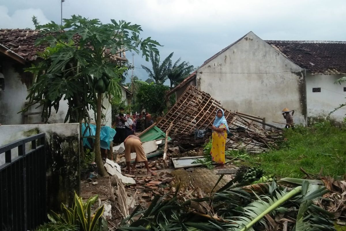 Angin puting beliung di Jember sebabkan tiga warga terluka dan puluhan rumah rusak