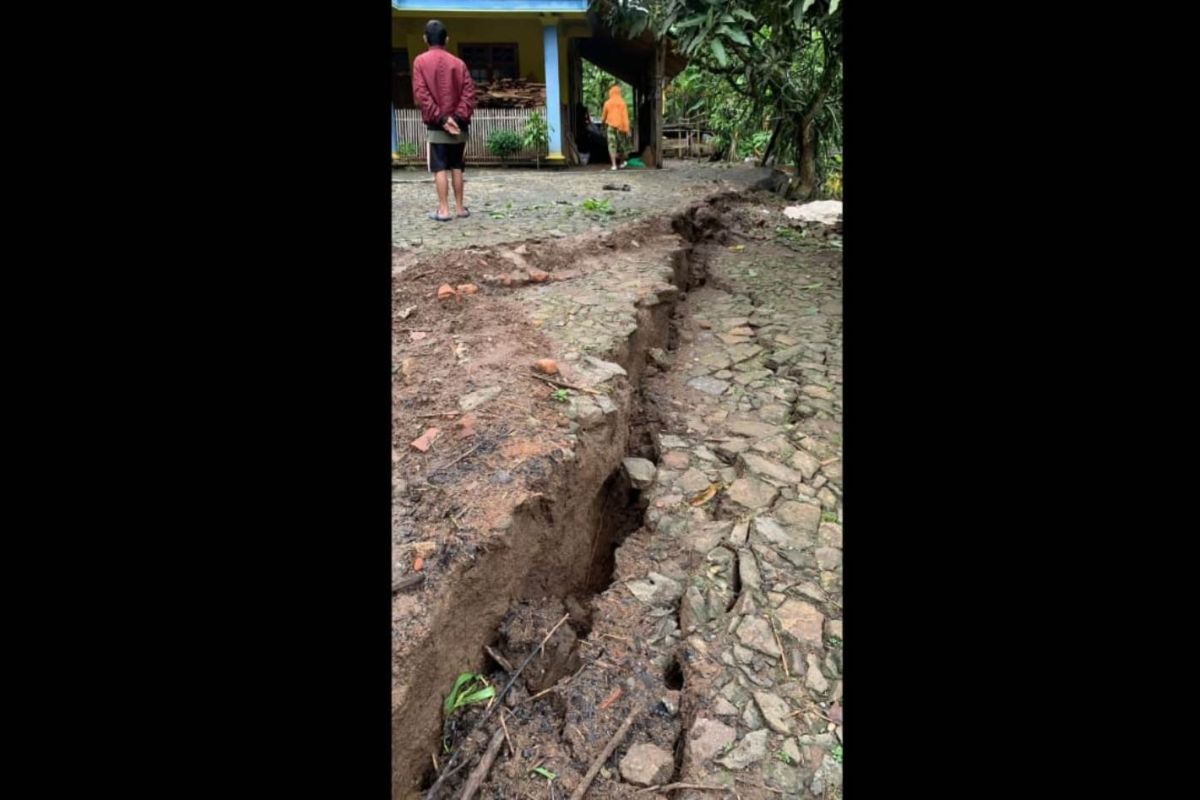 Ratusan warga Desa Tumpuk Ponorogo terdampak tanah retak diungsikan