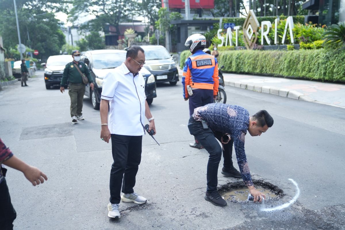 Perbaikan jalan berlubang di Surabaya dianggarkan Rp30 miliar