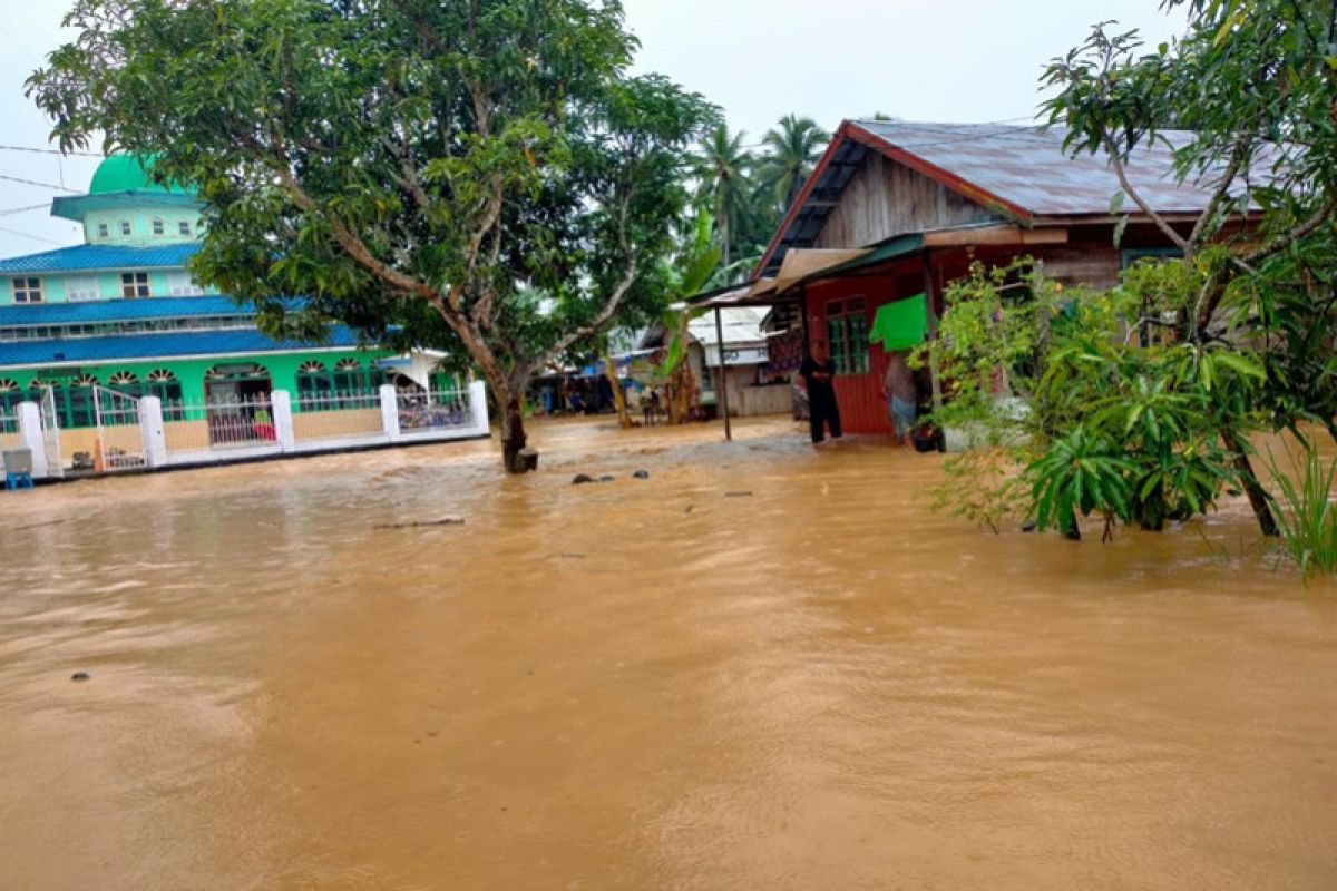 sebanyak 1.497 KK terdampak banjir HST Kalsel