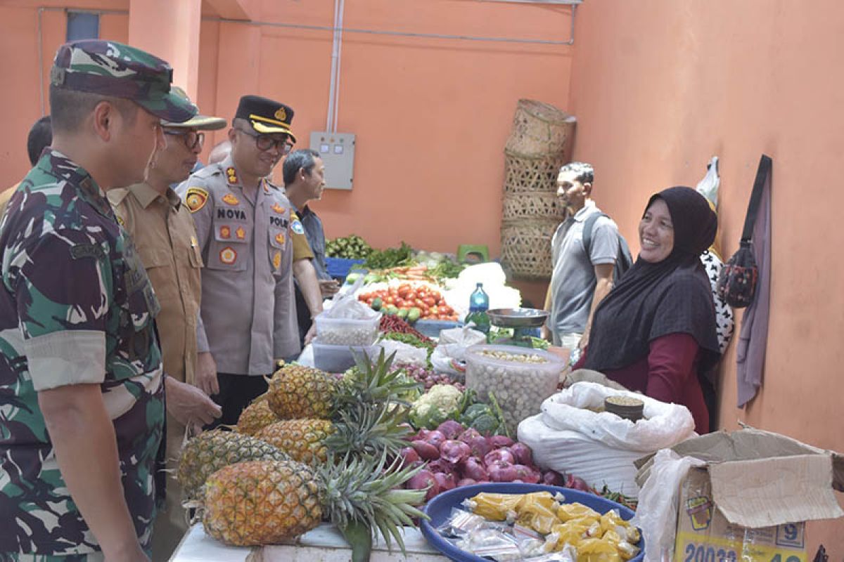 Bupati Aceh Selatan cek persediaan sembako