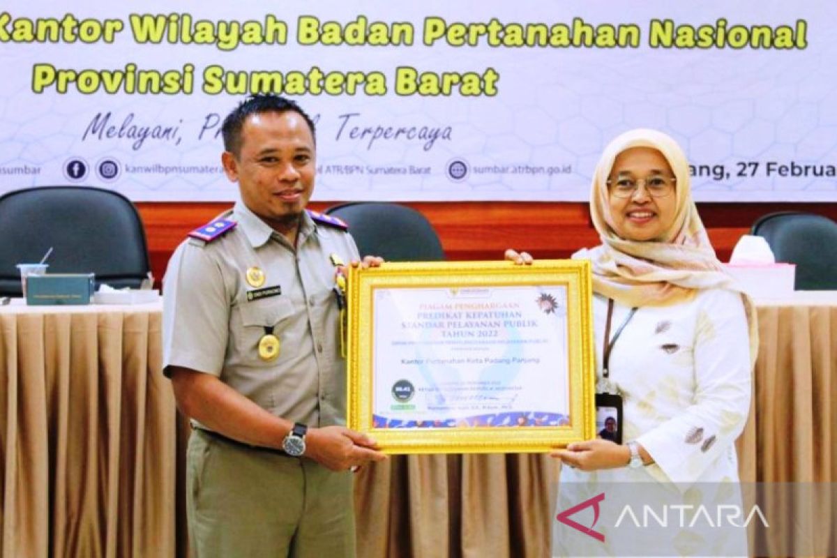 Terbaik di Sumbar, Ombudsman beri piagam penghargaan Kantor Pertanahan Kota Padang Panjang.