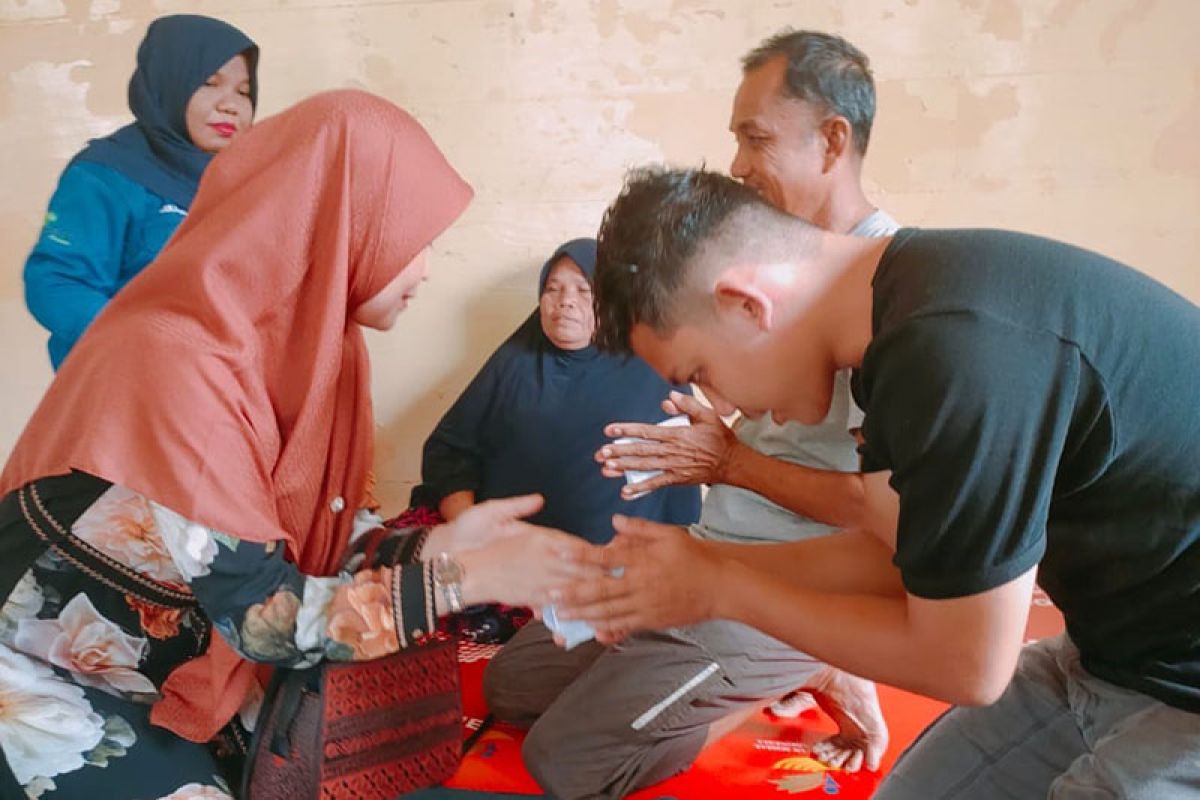 TP-PKK Aceh Selatan salurkan bantuan korban kebakaran