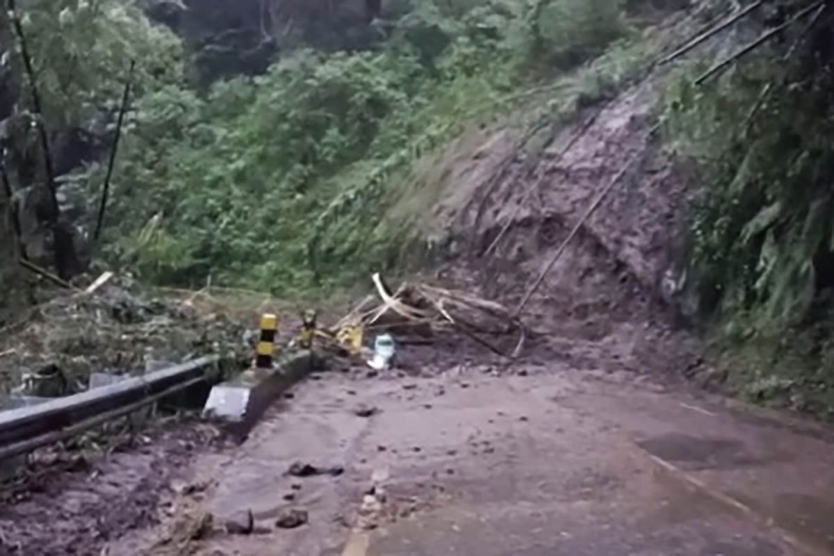 Jalur Kabupaten Malang-Kediri tertutup akibat tanah longsor