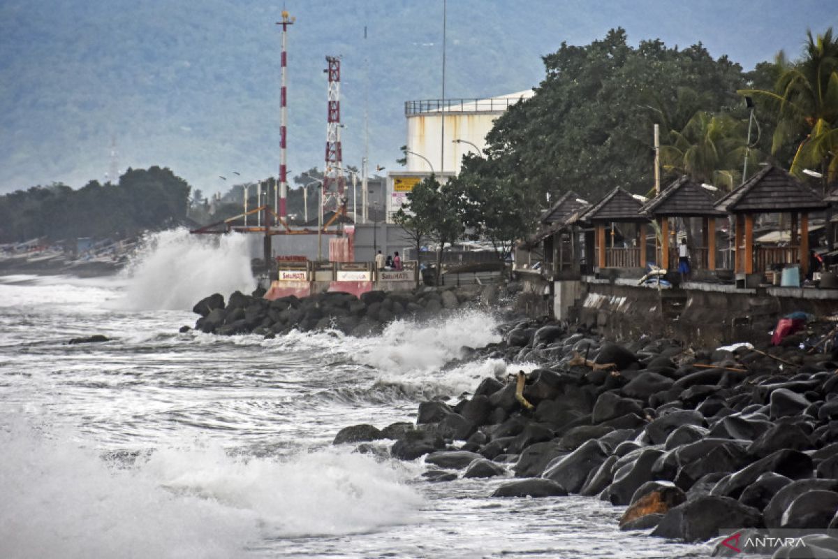 BMKG minta waspadai gelombang tiga meter di Selat Bali dan Selat Lombok