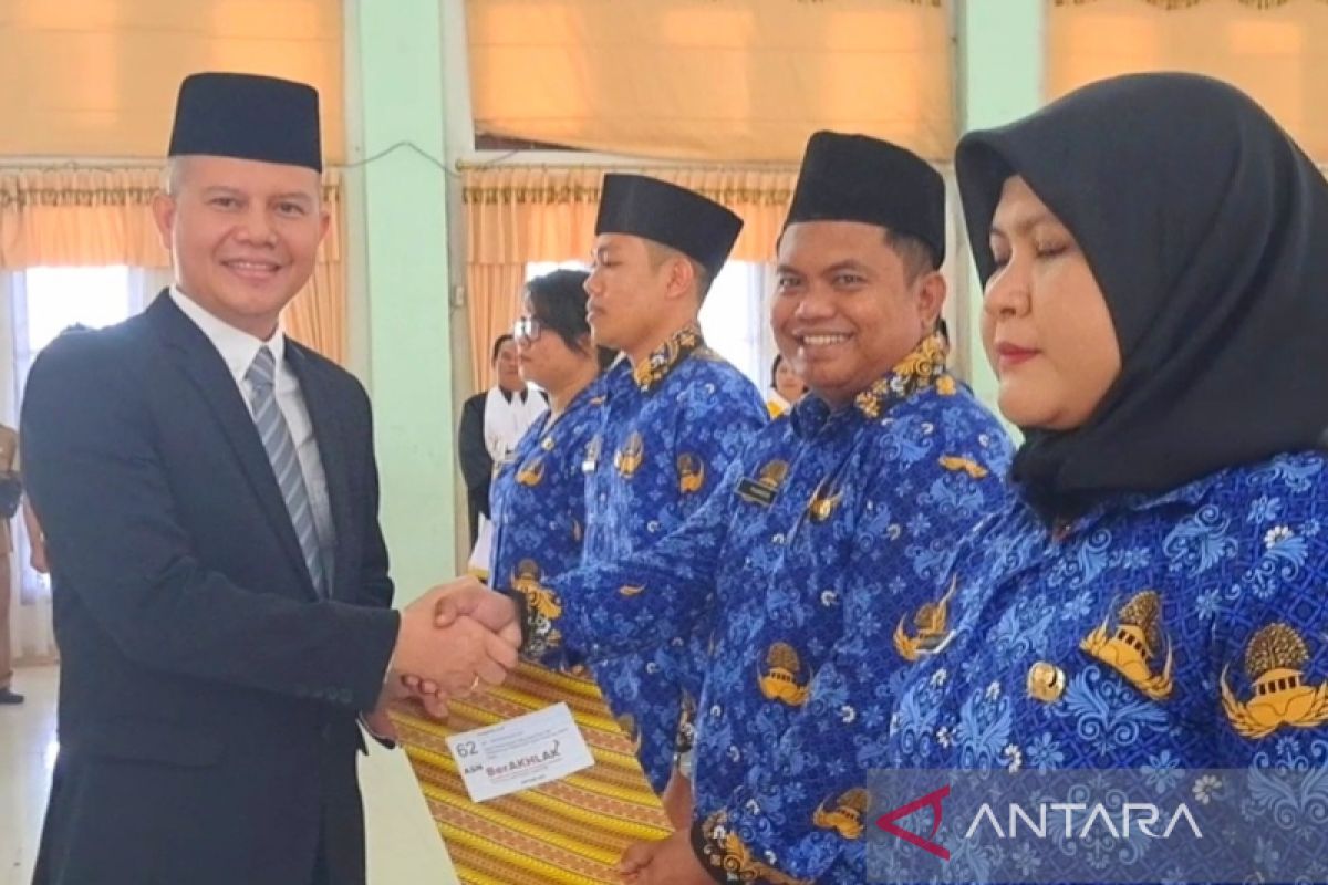 Bupati Gumas ingatkan PNS baru tidak minta pindah