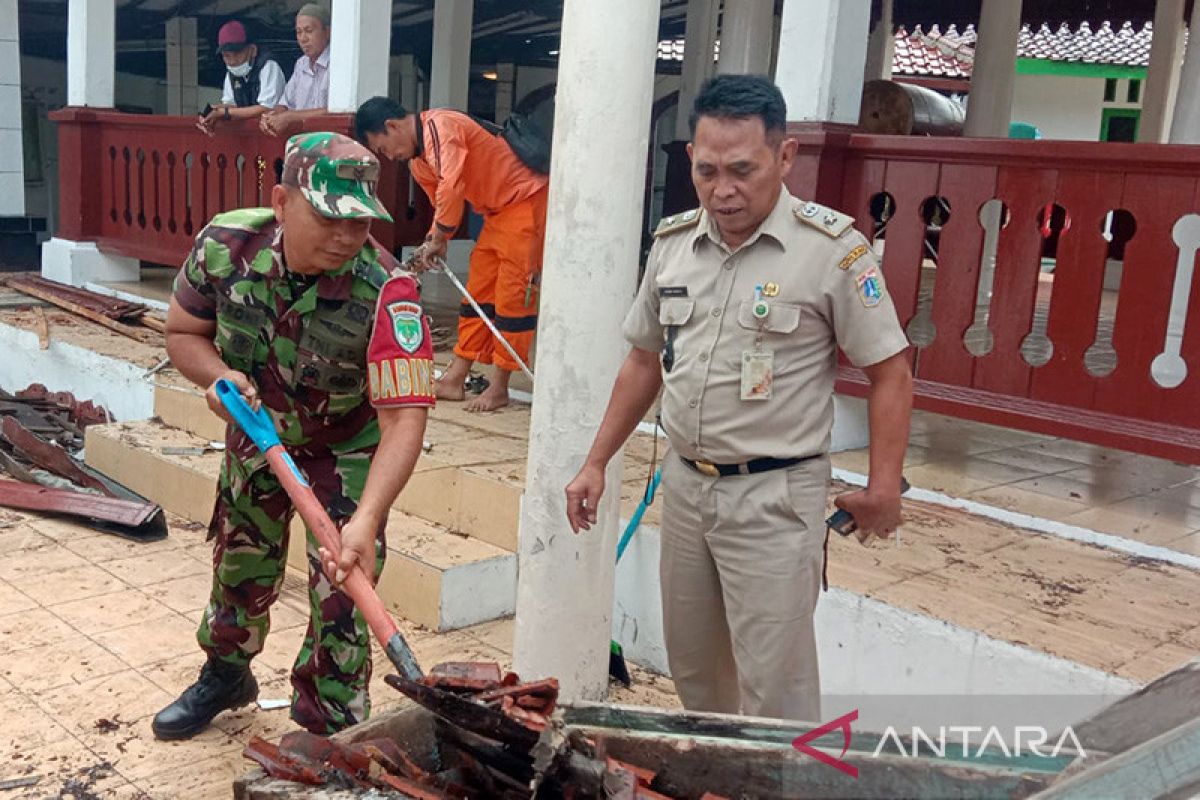 Jakarta Utara bersihkan puing-puing kayu Masjid Si Pitung
