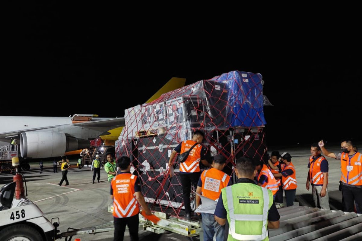Pesawat pengangkut 97,8 ton logistik balap motor WSBK tiba di Bandara Lombok
