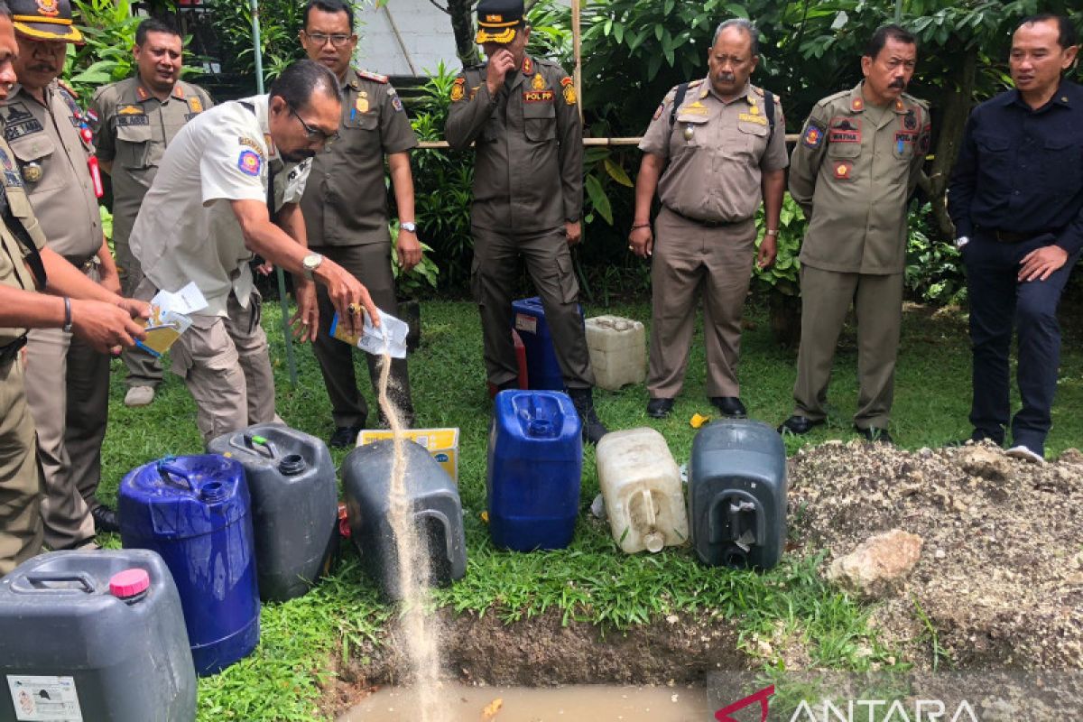 308 liter arak gula pasir dari Karangasem dimusnahkan