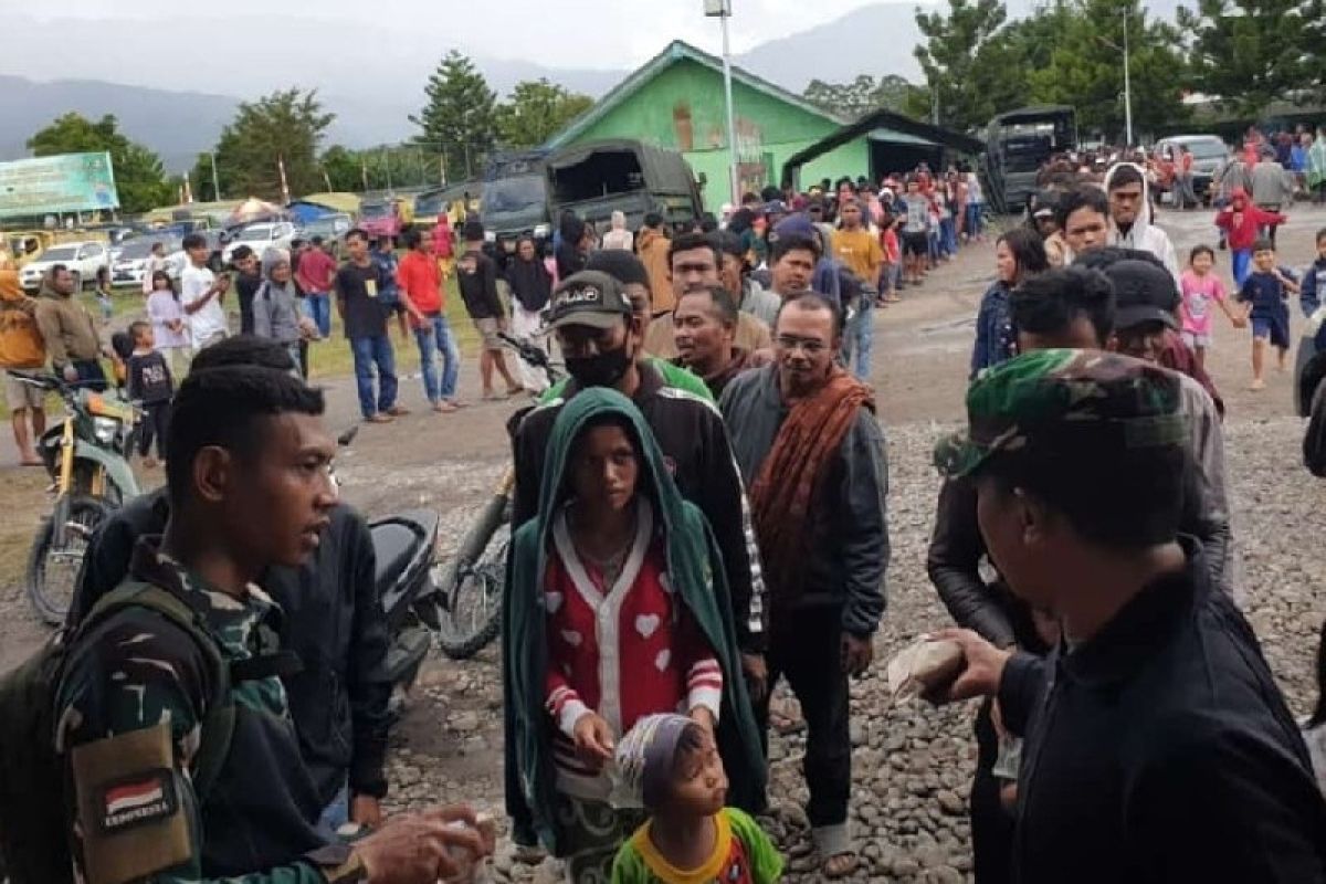 Penjabat Gubernur Papua Pegunungan tinjau pengungsi di Kodim 1702/Jwy