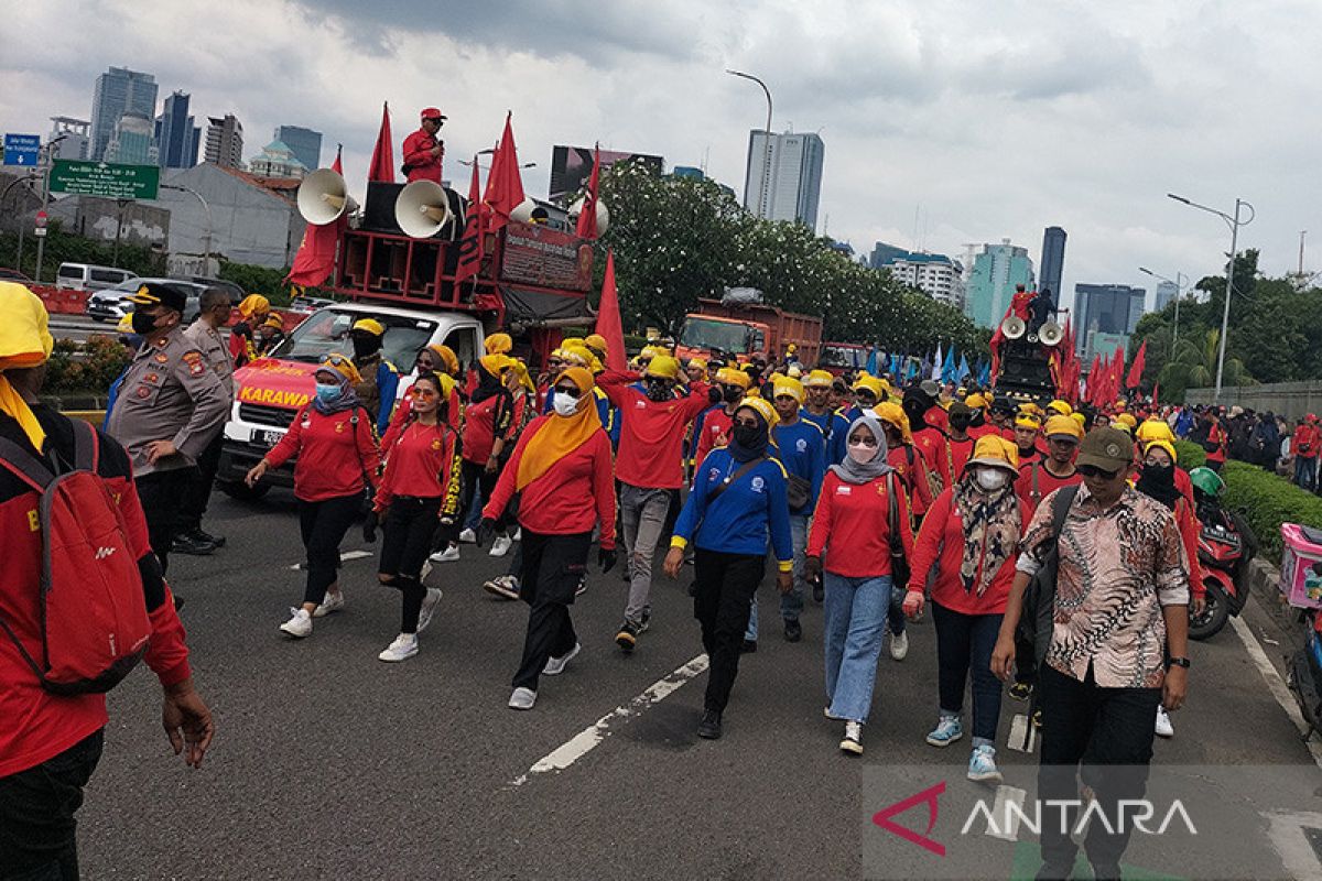 Massa berjalan kaki menuju depan gedung DPR RI