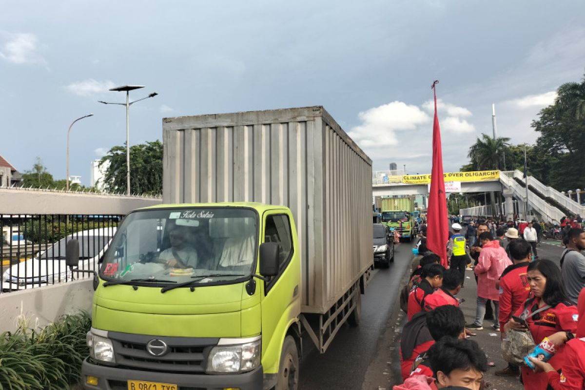 Polisi kembali buka jalur Transjakarta di depan gedung DPR RI