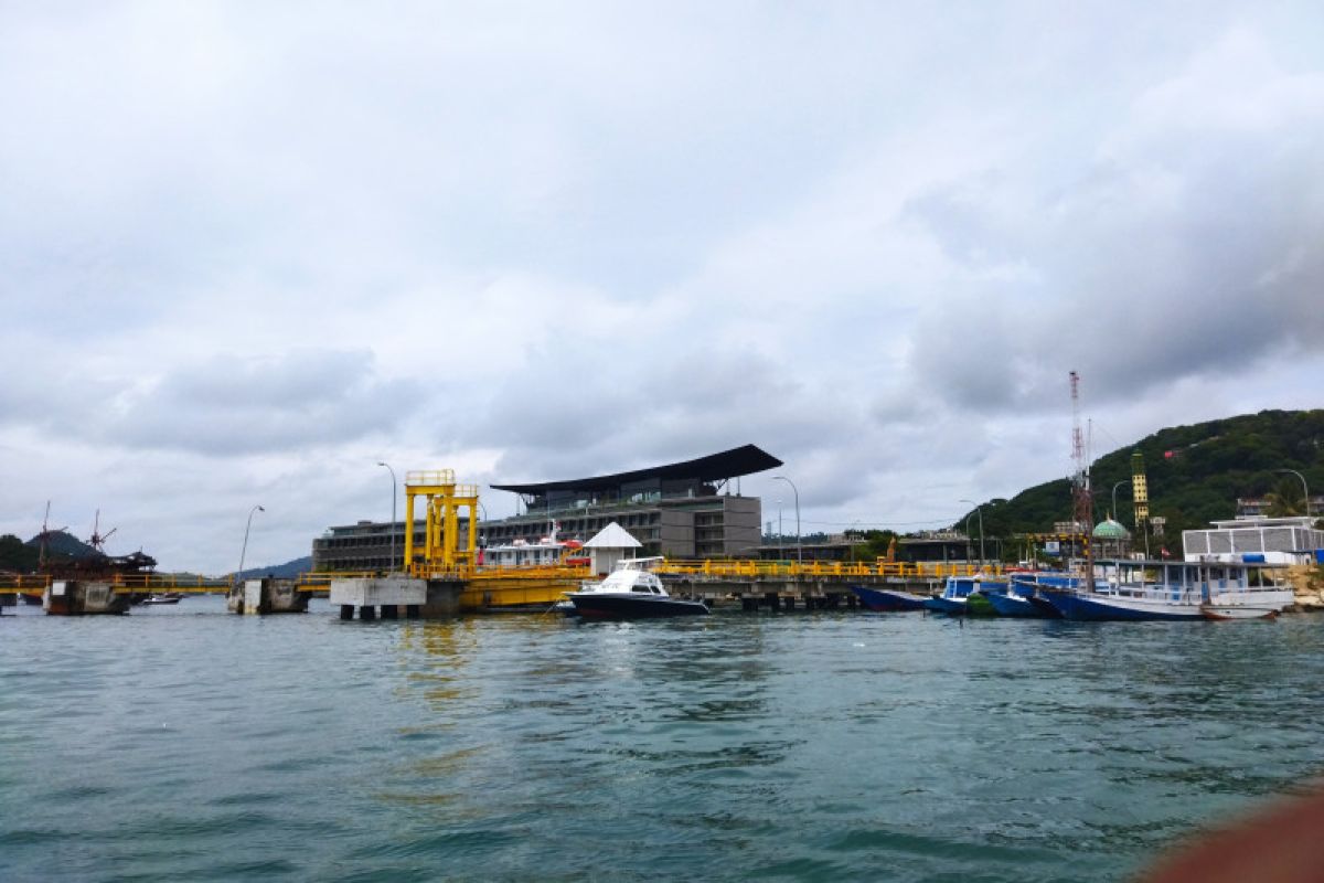 KSOP Labuan Bajo tunda keberangkatan kapal karena cuaca di perairan