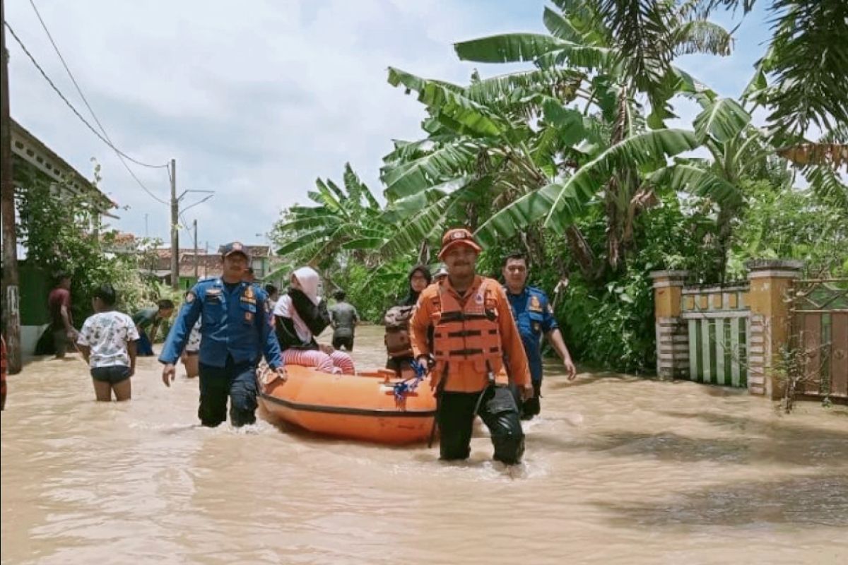 Seorang warga Cikampek Karawang meninggal terbawa arus sungai saat banjir