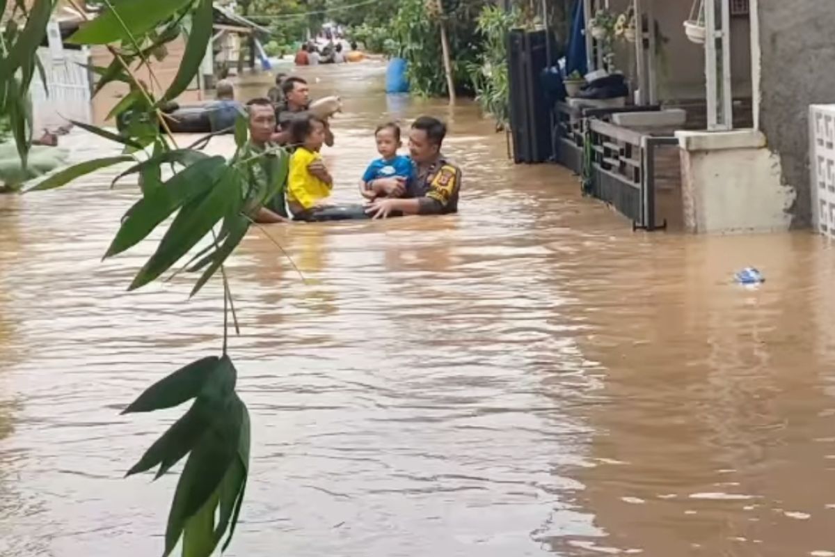 Ratusan personel kepolisian dikerahkan bantu penanganan banjir di Karawang