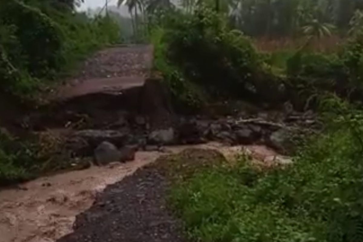 BPBD sebut akses antarkecamatan di Pulau Adonara putus akibat banjir