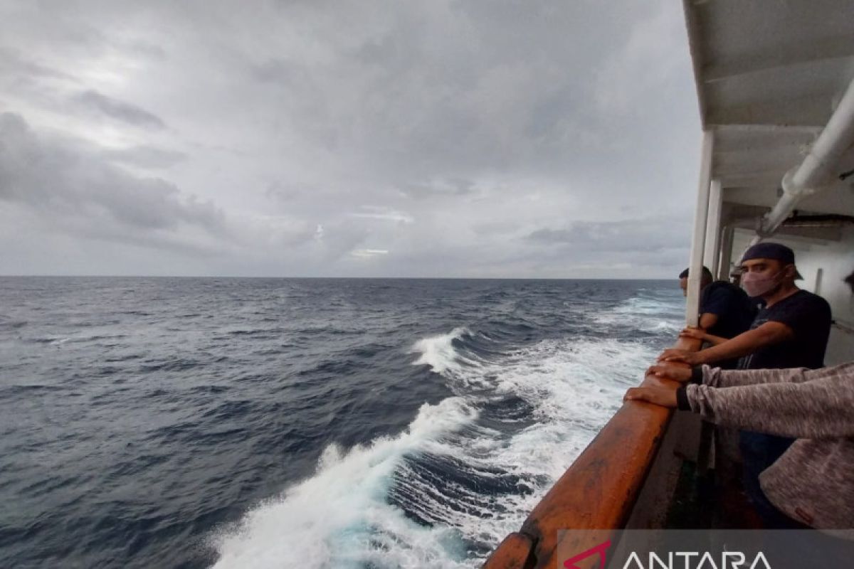 Waspadai gelombang sedang-tinggi di wilayah laut NTT