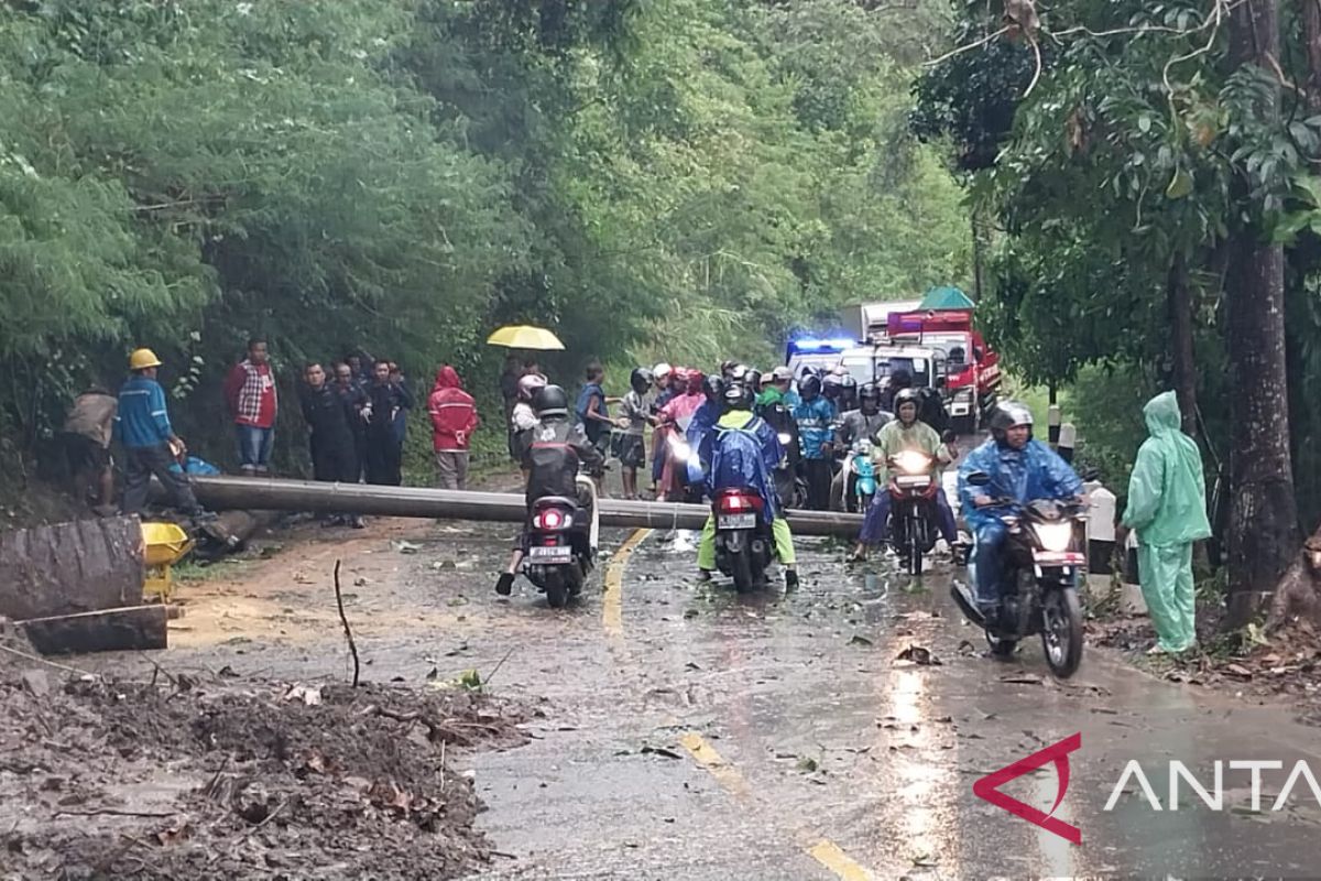 Longsor tutup akses jalur wisata pantai selatan Bagbagan-Kiaradua