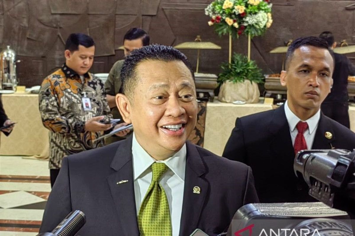 Ketua MPR Bambang Soesatyo pandu pengucapan sumpah anggota MPR pengganti antarwaktu