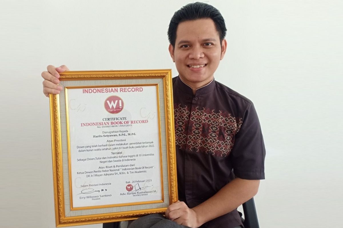 Terbitkan 61 buku dalam setahun, dosen DKV Itera raih penghargaan indonesia book of records