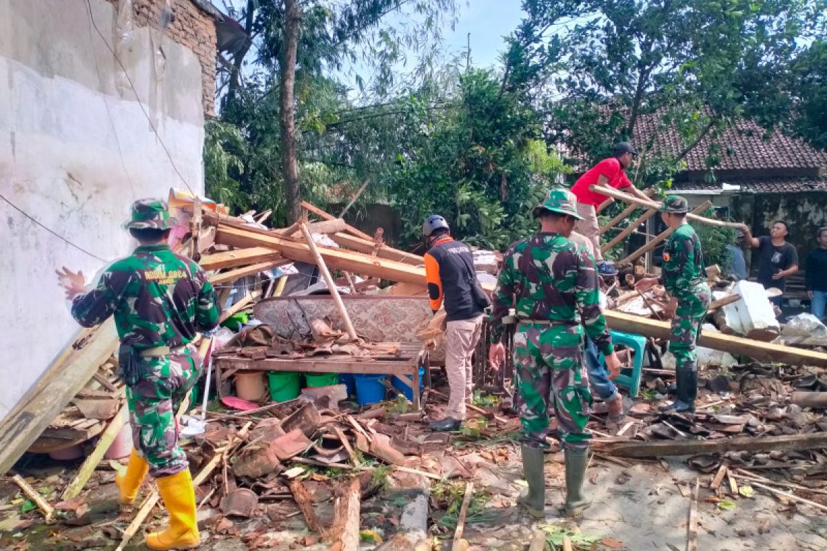 Jumlah bangunan rusak akibat angin puting beliung di Jember bertambah