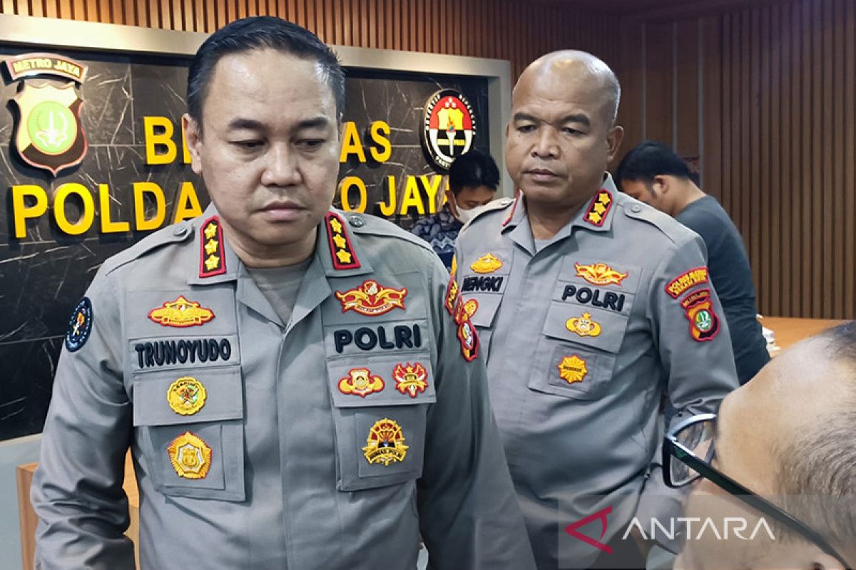 Polisi olah TKP penemuan mayat dikubur dalam rumah