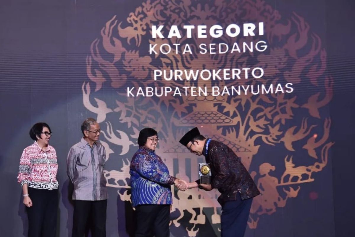 Banyumas boyong dua penghargaan Adipura 2022 dari  KLHK