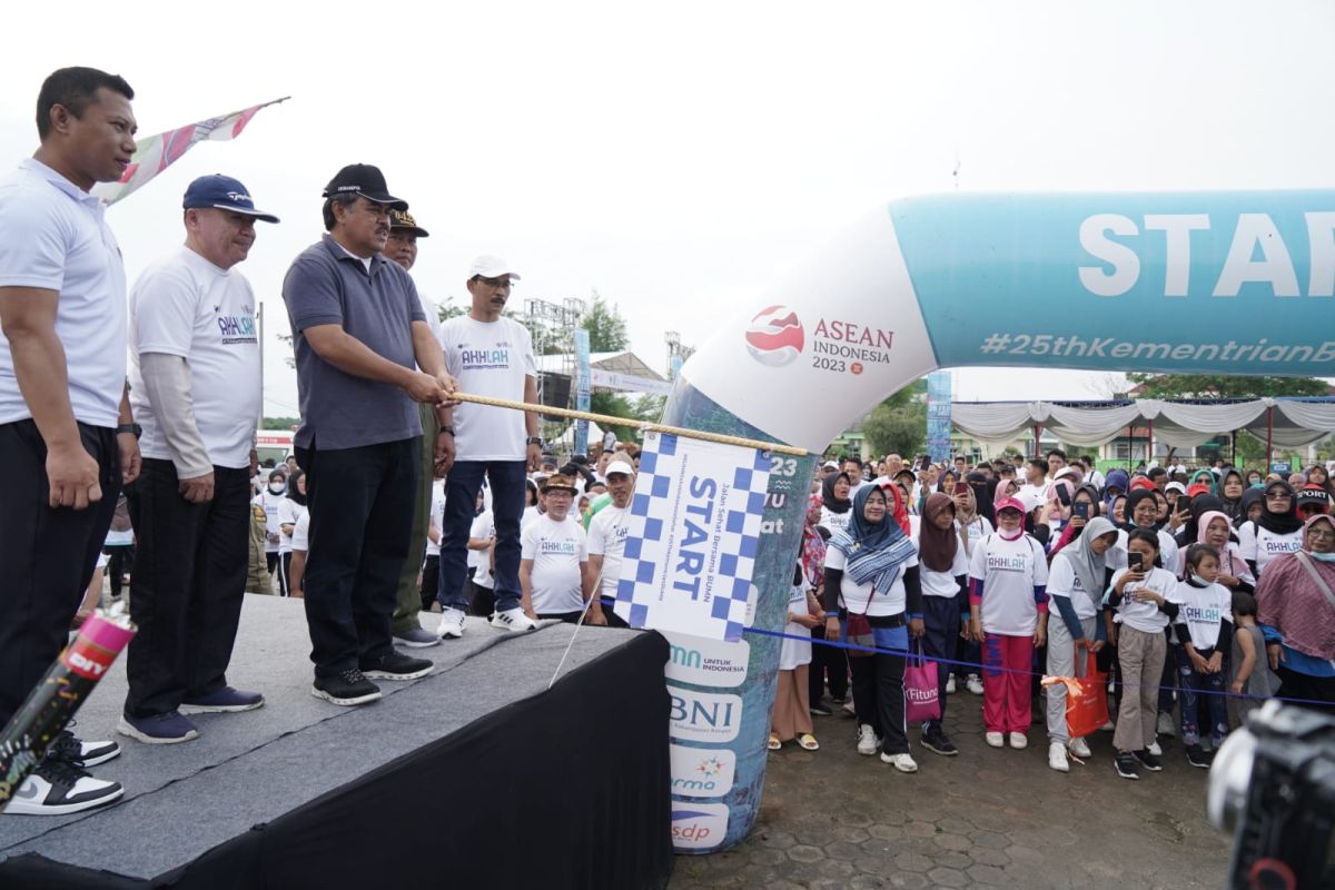 Masyarakat Pringsewu antusias ikuti jalan sehat HUT ke-25 Kementerian BUMN