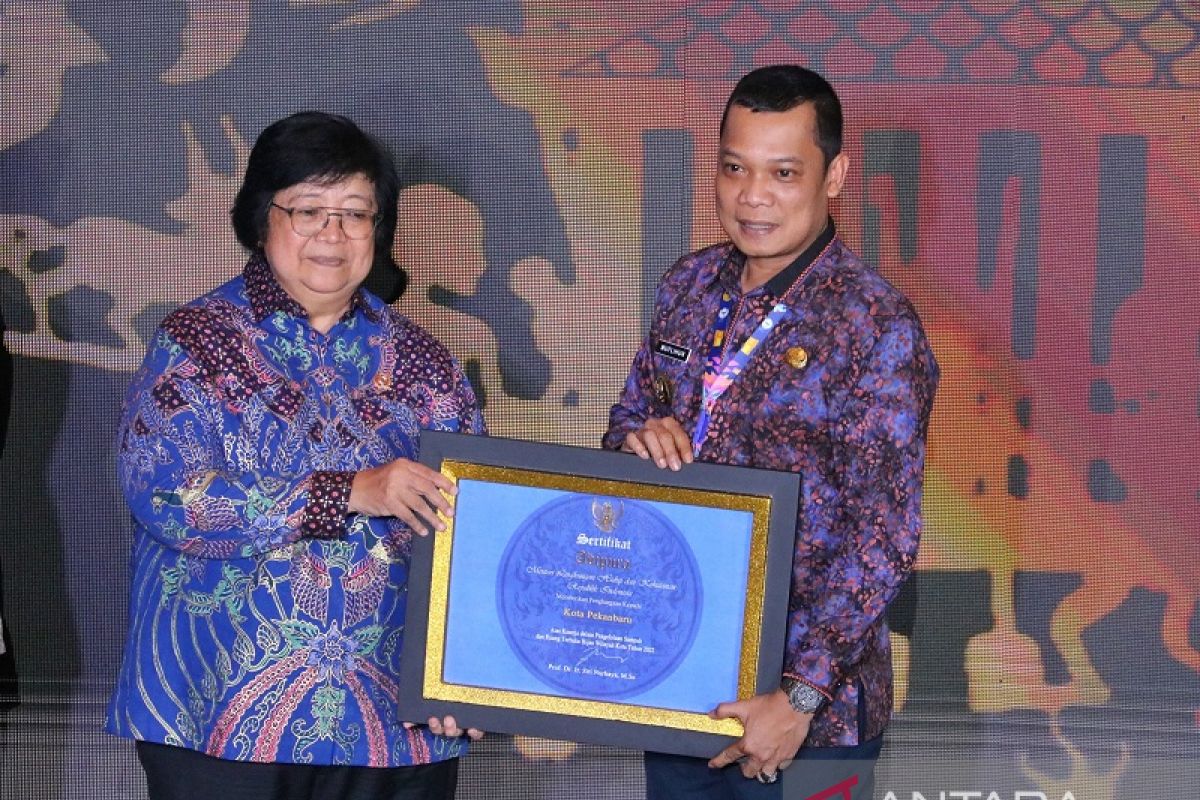 Kerja keras berbuah manis, Pekanbaru terima sertifikat Adipura dari Menteri LHK