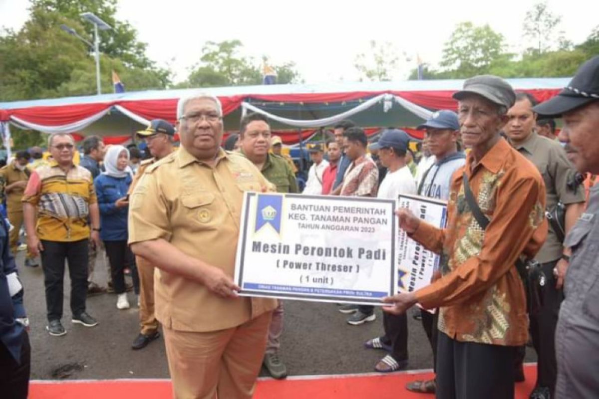 Gubernur Sulawesi Tenggara serahkan bantuan pengembangan pertanian di Buton