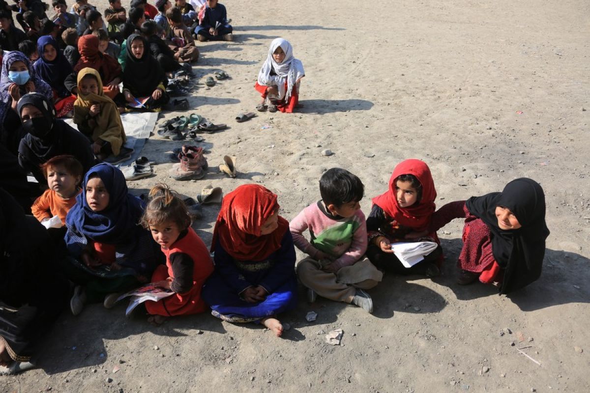 Album Asia: Guru muda berikan kursus untuk anak-anak di Afghanistan