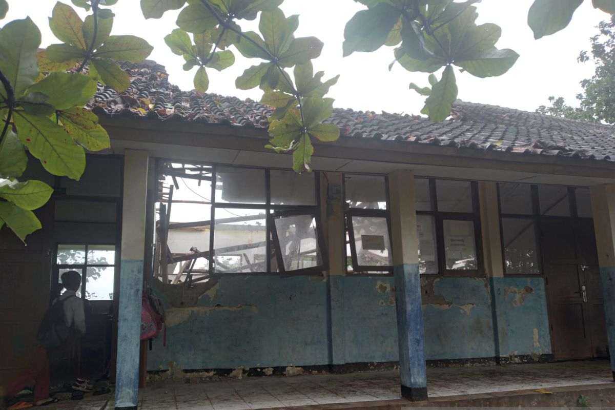 Satu ruang kelas SDN Gunungbiru ambruk akibat dampak gempa dangkal