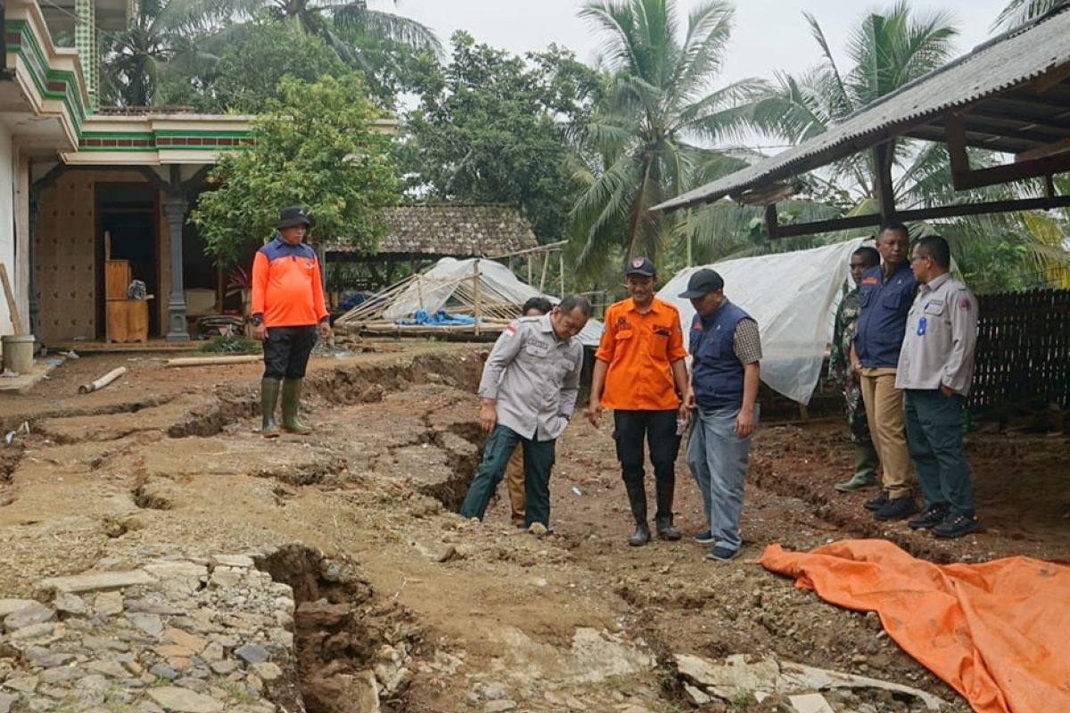 Rekomendasikan relokasi, BPBD Jatim tinjau kondisi tanah gerak di Ponorogo