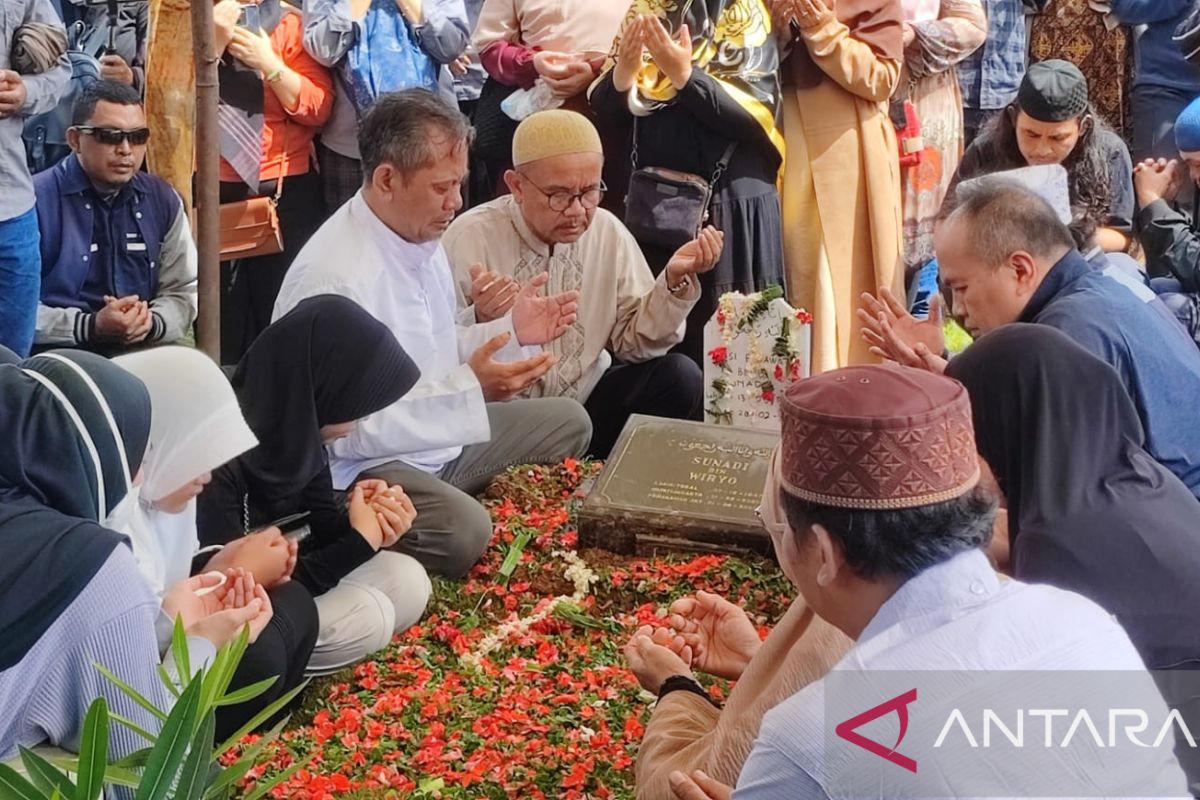 Korban  pembunuhan yang dicor semen dimakamkan di TPU Pondok Kopi