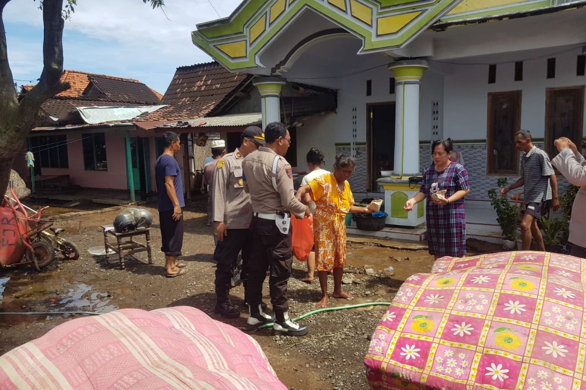 Polsek Kendit beri bantuan makanan warga terdampak banjir Situbondo
