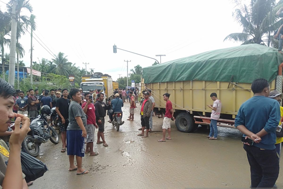 Supir truk sawit blokir jalan akibat ruas jalan provinsi rusak