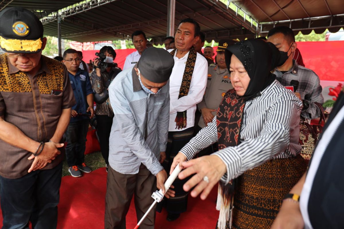 Minister guides Ende resident on using adaptive walking stick