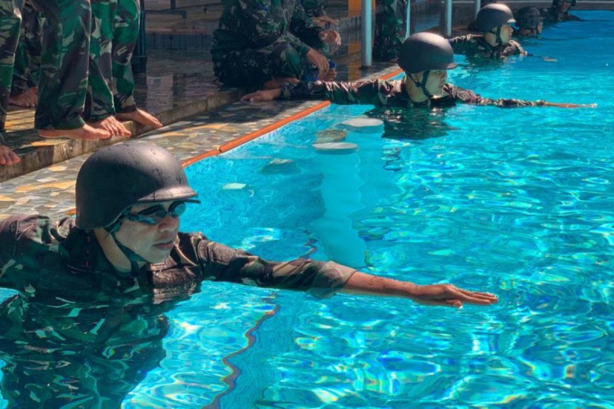 Lanudal Manado laksanakan renang militer jaga ketahanan fisik prajurit