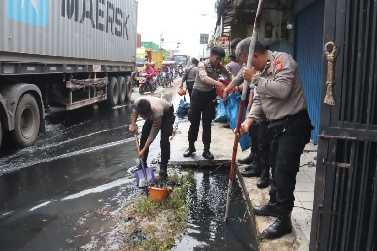 Polres Karawang kerahkan personel bersihkan saluran air dari sampah pascabanjir