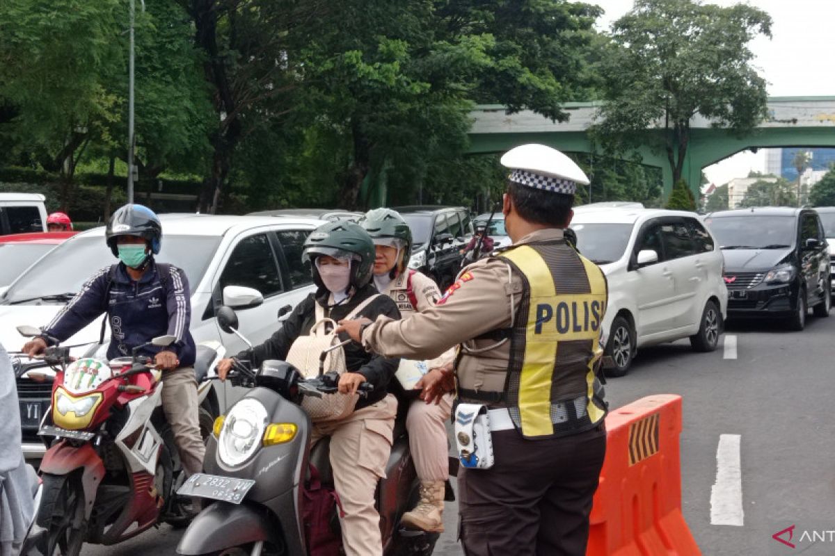 Polisi kawal pelaksanaan kirab Adipura Kencana di Surabaya