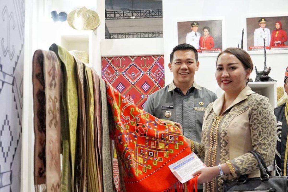 Kain Tenun Kapuas Hulu dipromosikan pada INACRAFT di Jakarta