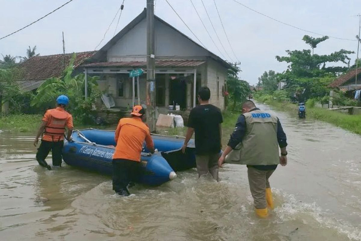 Warga korban banjir di pesisir Karawang hingga hari ketiga belum dapat bantuan