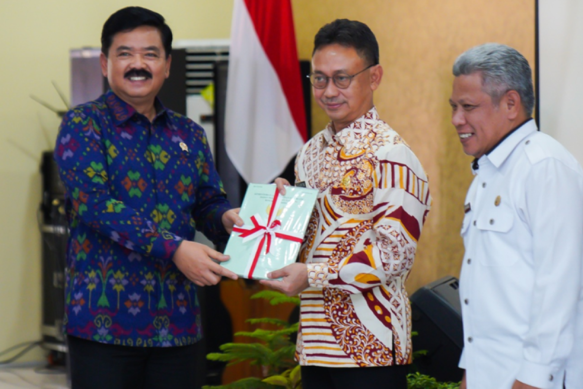 Kementerian ATR/BPN serahkan tujuh sertifikat hak pakai kepada Pemkot Pontianak